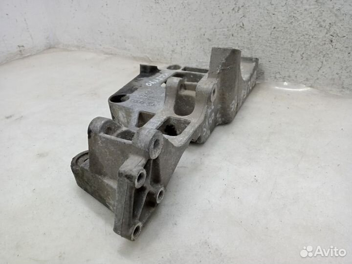 Кронштейн генератора volkswagen golf 5