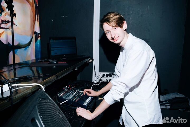 Диджей с оборудованием