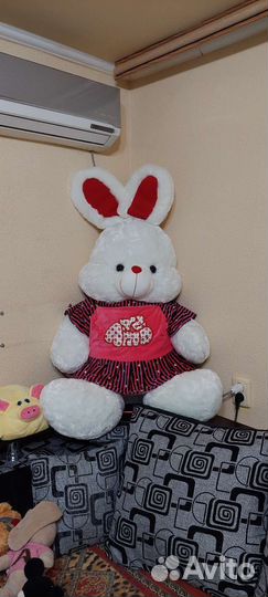 Большой плюшевый заяц