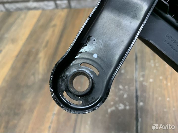 VW Touareg NF Поводок стеклоочистителя передний