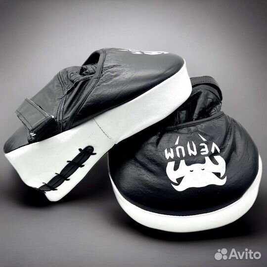 Боксерские лапы гнутые venum (натуральная кожа)