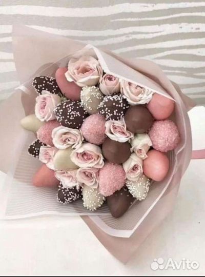 Букет клубника розы