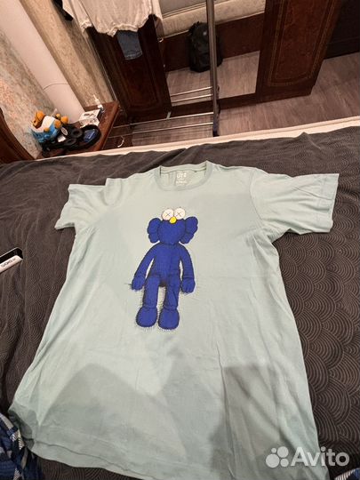 Футболка uniqlo kaws оригинал