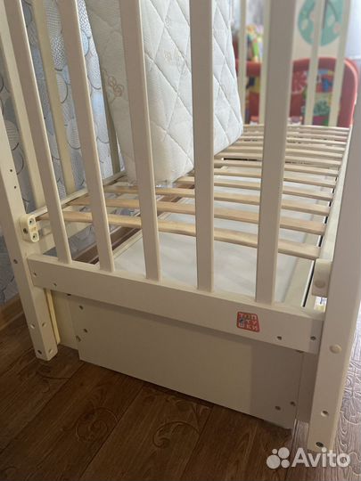Детская кроватка с универсальным маятником