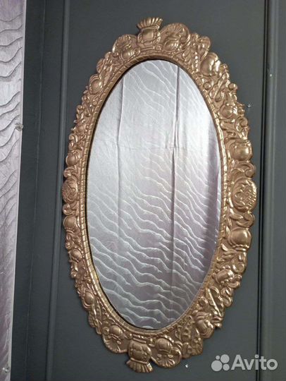 Интерьерное зеркало в узорной раме