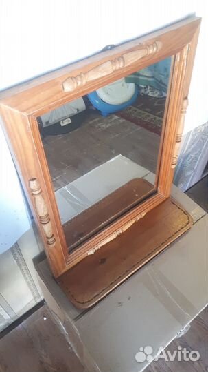 Зеркало в деревянной рамке