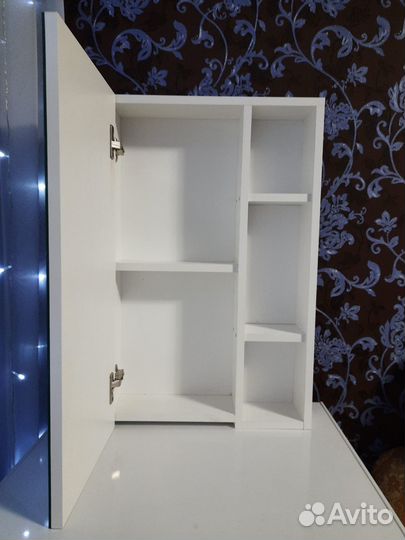 Подвесной зеркальный шкафчик