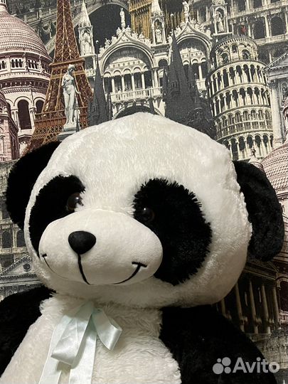 Большой плюшевый медведь