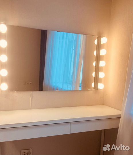 Туалетный столик с зеркалом и подсветкой