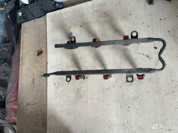 Рампа с форсунками Chrysler Stratus седан 6G73