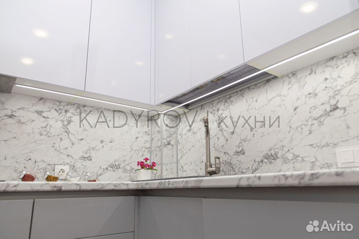 Кухня серая с барной стойкой