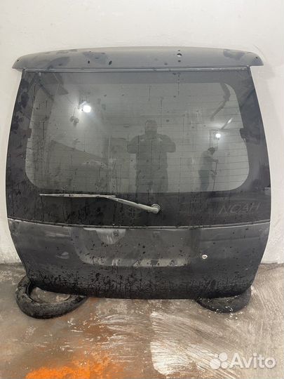 Даерь багажника тайота noah