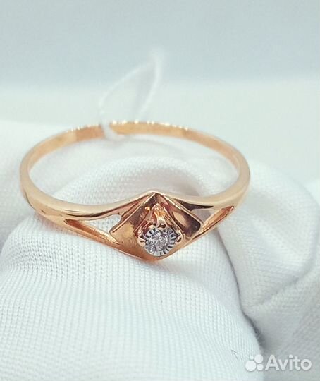 Золотое кольцо с бриллиантом 17,5р