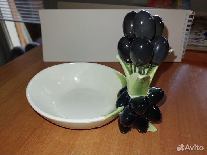 Блюдо и вилочки для оливок и маслин