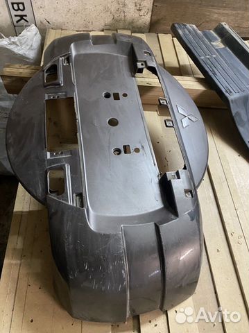 Кожух запасного колеса Mitsubishi Pajero 4