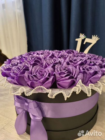 Розы из атласных лент в коробке