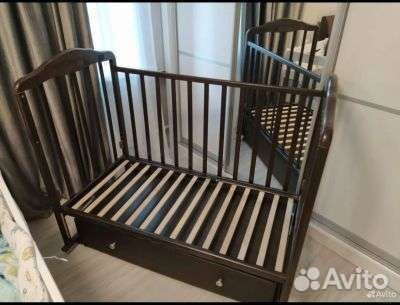 Детская кроватка с маятником и матрасом