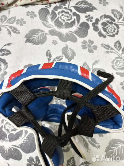 Шлем и перчатки для бокса