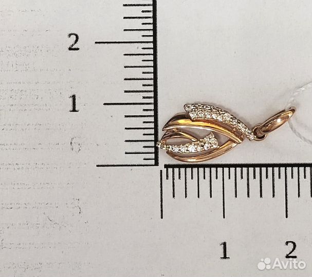 Золотая подвеска с камнем