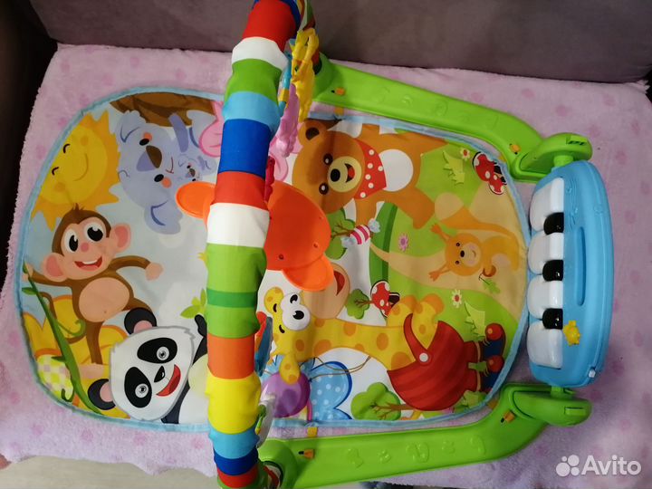 Детская кроватка и развивающий коврик