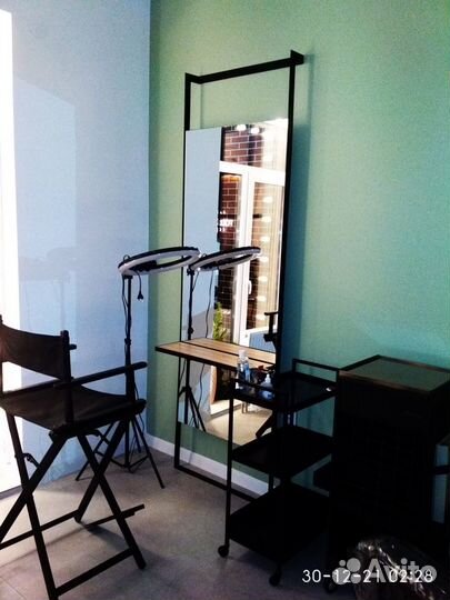 Зеркало в металлической раме