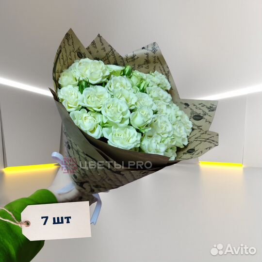 Букет белых кустовых роз 40 см 17 шт