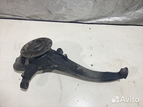 Кулак передний левый Volkswagen Touareg 2014 год