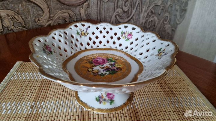 Ваза для фруктов на ножке