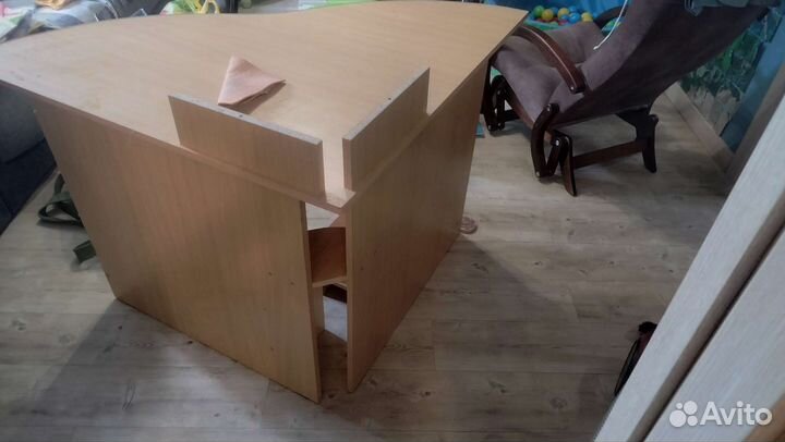 Угловой компьютерный стол