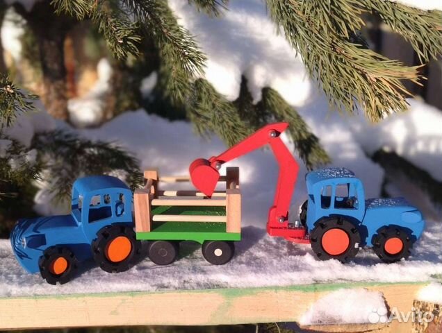 Синий трактор деревянный с ковшом и телегой