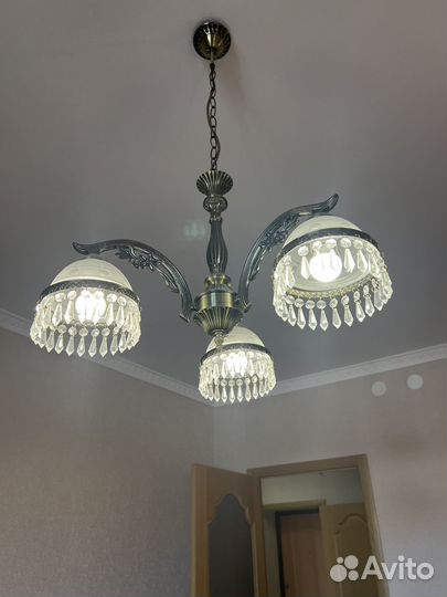 Люстра потолочная трехрожковая и два бра к ней