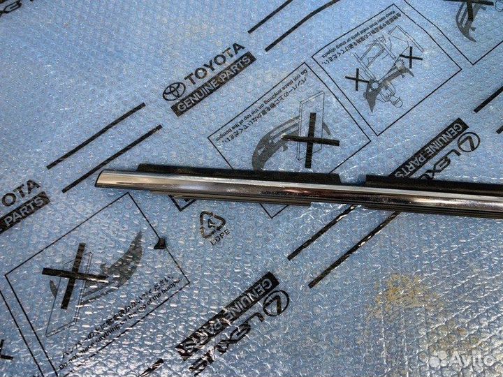Накладка стекла задняя правая Toyota Land Cruiser