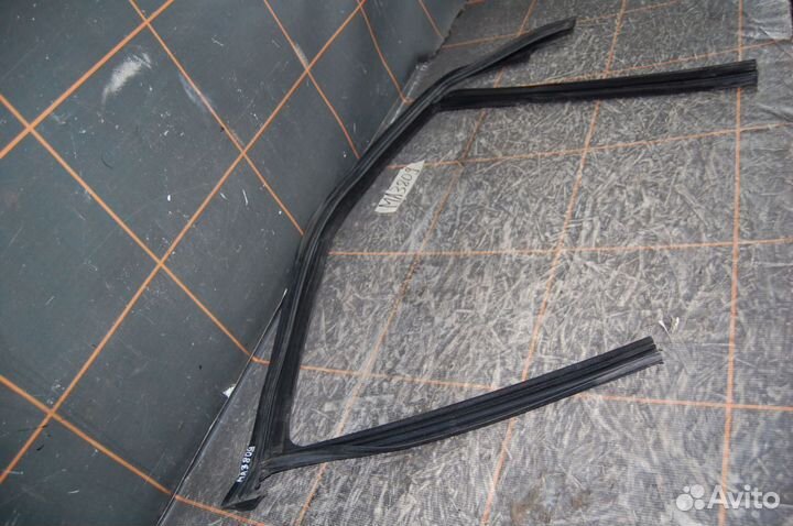 Уплотнитель двери передней -Mercedes-Benz GL- X166