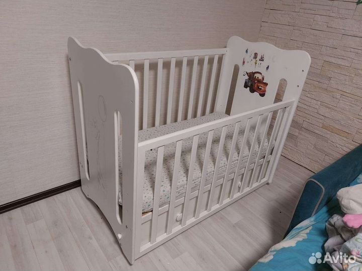Детская кроватка с продольным маятником