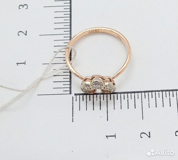 Кольцо с природным камнем Золото