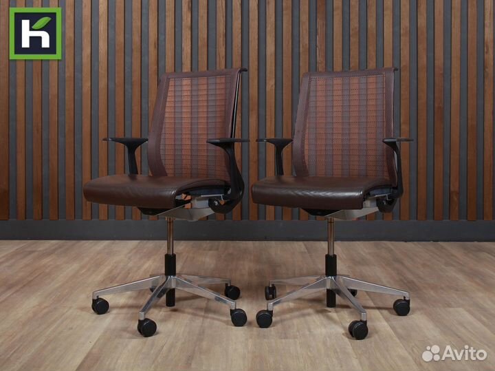 Офисное кресло на колесиках