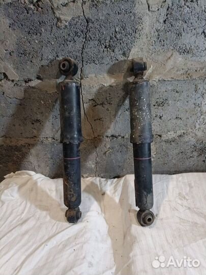 Амортизаторы задние Toyota RAV4 40