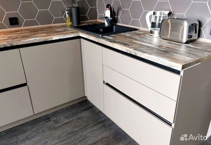 Кухонный гарнитур в современном стиле на заказ