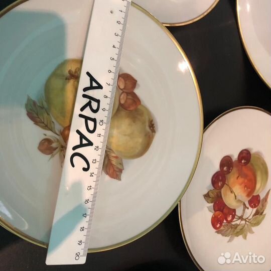 Фарфоровые тарелки с фруктами.Германия