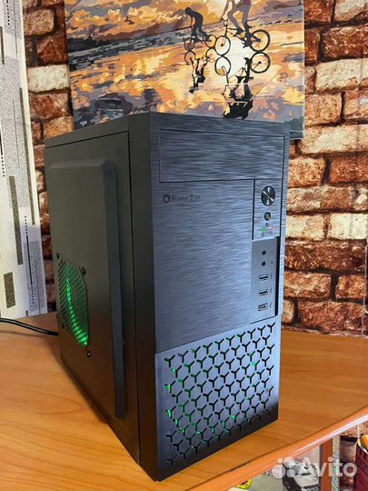 Игровой компьютер с монитором и клавиатурой