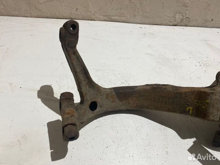 Кулак поворотный передний левый Volkswagen Passat