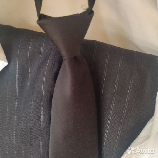 Костюм(бела рубашка, жилетка, брюки, галстук)