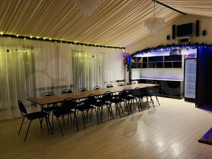 Банкетный зал за городом на берегу реки