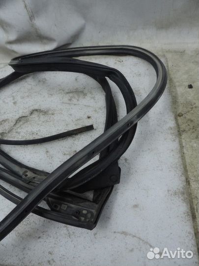 Уплотнитель двери задний правый Subaru Outback 200