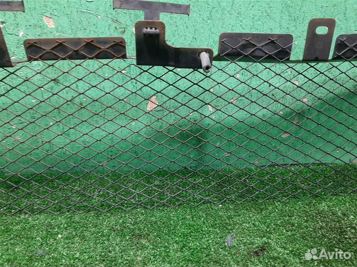 Решетка в бампер центральная Mitsubishi Grandis 2