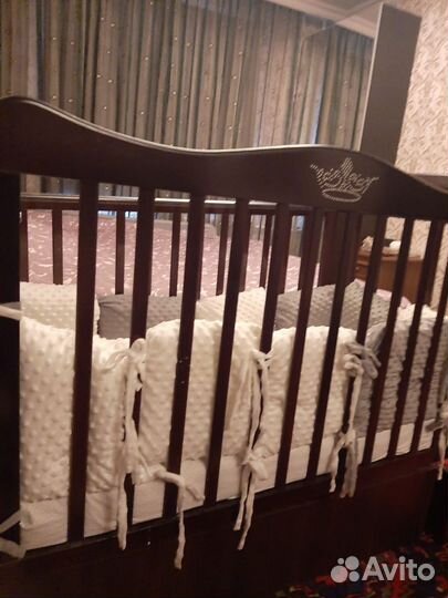 Детская кроватка с маятником и ящиком