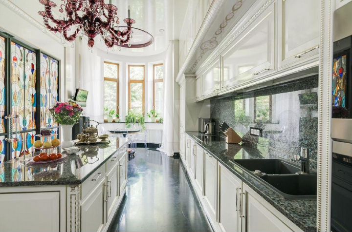 Коттедж 930 м² на участке 32 сот.