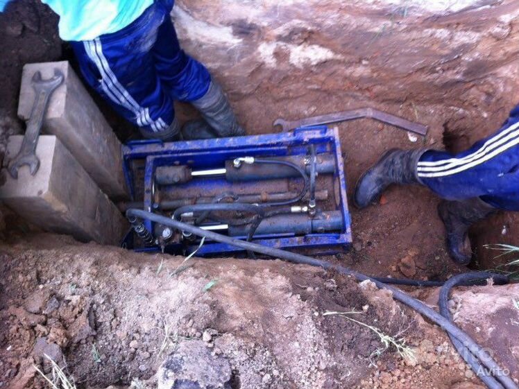 Гнб под канализацию. Горизонтальный прокол. Горизонтальное бурение. Спецтехника для прокола под дорогой. ГНБ прокол.