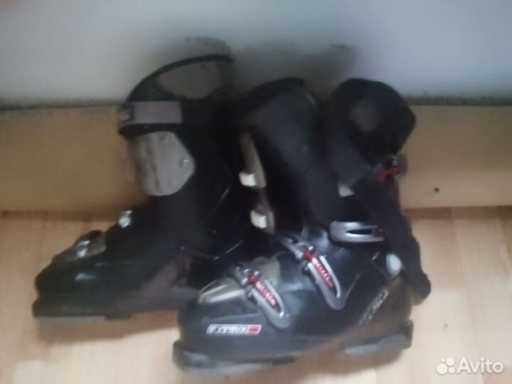 Горнолыжные ботинки и лыжи