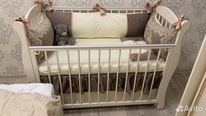 Детская кроватка с маятником и ящиком